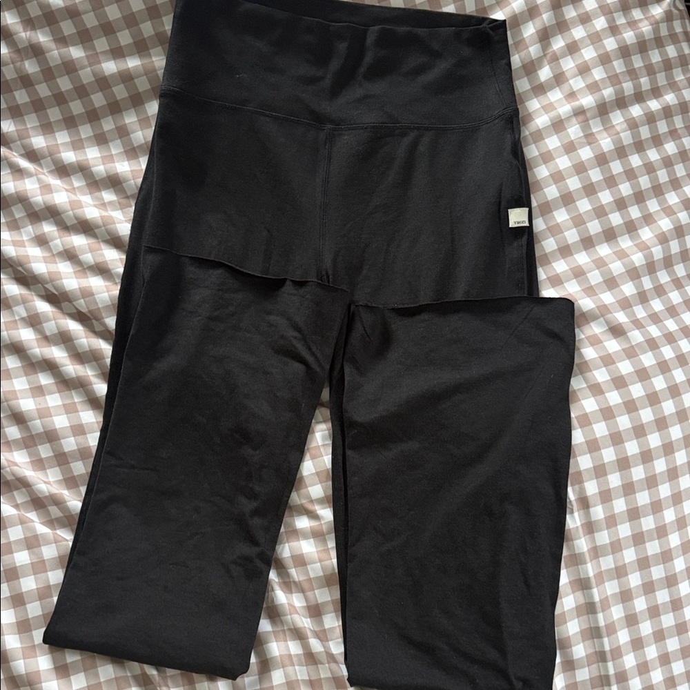 Vuori Charcoal Gray Straight Leg Leggings